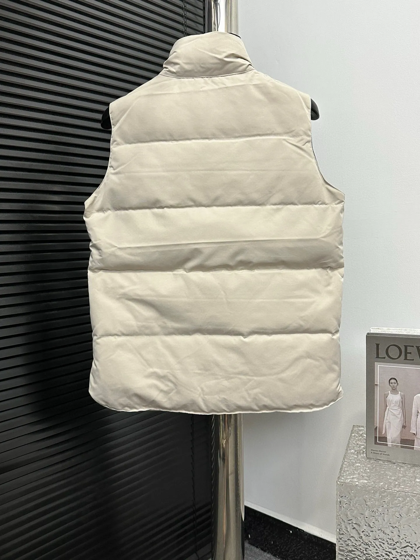 P360 [Canada Goose] Canada Goose #Freestyle Crew 4154M Men’s and Women’s Vest Down# ➖ Imported Behringer embroidery machine with customized 10,000-needle embroidery logo! ➖ Imported 21-count polyester-cotton blended original fabric, using Feather-Light 10D waterproof coating fabric, made of 84.5% polyester fiber and 15.5% cotton, 100% the best feel in the entire network! ➖ The genuine official website uses the national standard 80 white duck down, and will never be misled by false claims such as 90 down or goose down! ➖ 100% nylon nylon lining with double double-layer sealing design to prevent velvet from running away. Top-grade polar fleece is used in the collar and pockets to keep warm and comfortable! ➖ Yoshida YKK provides original custom-made electroplated sliders. YKK two-way lockable zippers are tight and smooth and will not peel off paint! ➖ 3M composite original Velcro is durable, and all accessories and hardware are disassembled and customized! ⛔No slander, no exaggeration, no need for too much copywriting, because it is focused, it is professional!  SIZE: XS S M L XL XXL